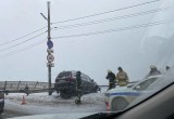 Иномарка чудом не улетела с Октябрьского моста, пробив ограду
