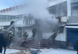 Почти 200 человек спаслись из горящего здания рынка (ФОТО, ВИДЕО)