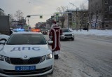 Сотрудники череповецкого ГИБДД сменили погоны на костюмы Деда Мороза и Снегурочки