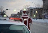 Сотрудники череповецкого ГИБДД сменили погоны на костюмы Деда Мороза и Снегурочки