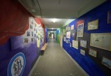 Ученики школы № 1 рисуют на стенах школьных коридоров