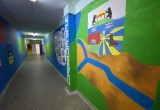 Ученики школы № 1 рисуют на стенах школьных коридоров