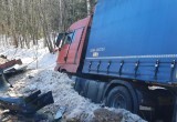 Пассажир легковушки погиб в страшной аварии с грузовиком на одной из региональных дорог Вологодчины