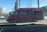 В Череповце беспечный водитель неисправного служебного микроавтобуса возил людей на работу