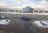 В одном из дворов Череповца две автоледи не поделили дорогу