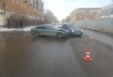 В одном из дворов Череповца две автоледи не поделили дорогу