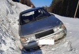 В Вологодской области невнимательный отец-водитель свалился в кювет вместе с женой и тремя детьми