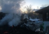 Крупный пожар уничтожил сразу несколько построек в дачном поселке под Череповцом