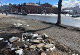 Растаявший снег принес Череповцу "сюрпризы" в виде разрушенных тротуаров