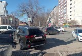 Две иномарки столкнулись на оживленном перекрестке в центре Череповца