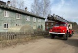 Неизвестные подожгли многоквартирный дом в одном из райцентров Вологодской области