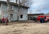 Неизвестные подожгли многоквартирный дом в одном из райцентров Вологодской области