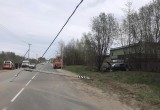 Четыре девушки пострадали после столкновения иномарки со столбом в Череповце