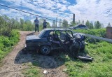 Под Великим Устюгом водитель легковушки налетел на столб: погибла пассажирка