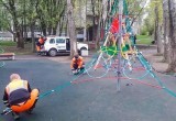 На детских площадках Череповца появились новые качели, карусели и песочницы