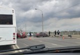 Крупная авария на Октябрьском мосту: одна из полос полностью перекрыта