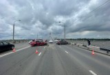 Стали известны подробности столкновения трех легковушек на Октябрьском мосту