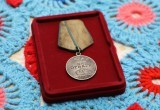 Родственникам вологодского фронтовика вернули найденную в Канаде медаль "За отвагу"