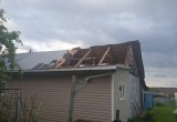 Под Череповцом шквалистый ветер повредил крыши домов, теплицы и хозпостройки