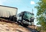 Пассажирский автобус, газовоз и фура столкнулись неподалеку от границы с Вологодчиной: есть погибший