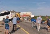 Пассажирский автобус, газовоз и фура столкнулись неподалеку от границы с Вологодчиной: есть погибший