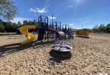На Зашекснинском пляже Череповца открыли новую детскую площадку