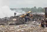 В Вологодской области целую неделю пытаются потушить тлеющий мусорный полигон