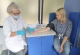 Более двадцати человека сделали прививку от ковида в мобильном пункте на площади Молодежи