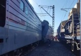 Грузовой поезд сошел с рельсов в Вологодской области