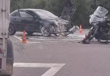 Легковушка и мотоцикл столкнулись на федеральной трассе в Вологодской области: есть пострадавшие