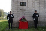 В одном из поселков Вологодчины открыли мемориальную доску в честь погибшего на Украине бойца СОБР
