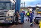 В Череповце "Шевроле" врезался в стоявший грузовик: есть пострадавшие