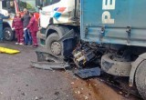 В Череповце "Шевроле" врезался в стоявший грузовик: есть пострадавшие