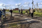 Жители деревни под Череповцом вынуждены своими силами ремонтировать дорогу