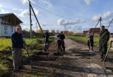 Жители деревни под Череповцом вынуждены своими силами ремонтировать дорогу