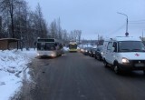 Пенсионерку из Череповца увезли в больницу после падения в 39-м автобусе