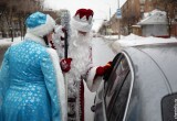 Полицейские Деда Мороз и Снегурочка раздавали мандарины череповецким автомобилистам 