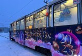 На улицы Череповца вышли украшенные к Новому году автобусы и трамваи