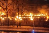 В Вологодской области горит 20-квартирный деревянным дом