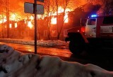 В Вологодской области горит 20-квартирный деревянный дом