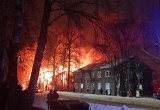 В Вологодской области горит 20-квартирный деревянный дом