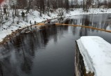 В Вытегре освободили от масляных пятен местную реку