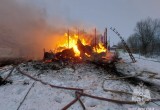 В Вологодской области из-за неисправной электропроводки сгорел двухквартирный дом с верандой