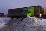 На федеральной трассе под Череповцом эвакуировали грузовик, съехавший в кювет после воскресной аварии