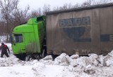 На федеральной трассе под Череповцом эвакуировали грузовик, съехавший в кювет после воскресной аварии