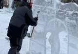Участники Фестиваля ледяных скульптур в Череповце соревнуются в скорости 