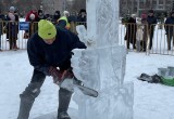 Участники Фестиваля ледяных скульптур в Череповце соревнуются в скорости 