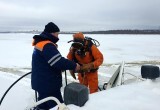 Череповецкие спасатели-водолазы достали затонувший в Шексне снегоход