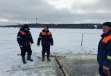 Череповецкие спасатели-водолазы достали затонувший в Шексне снегоход