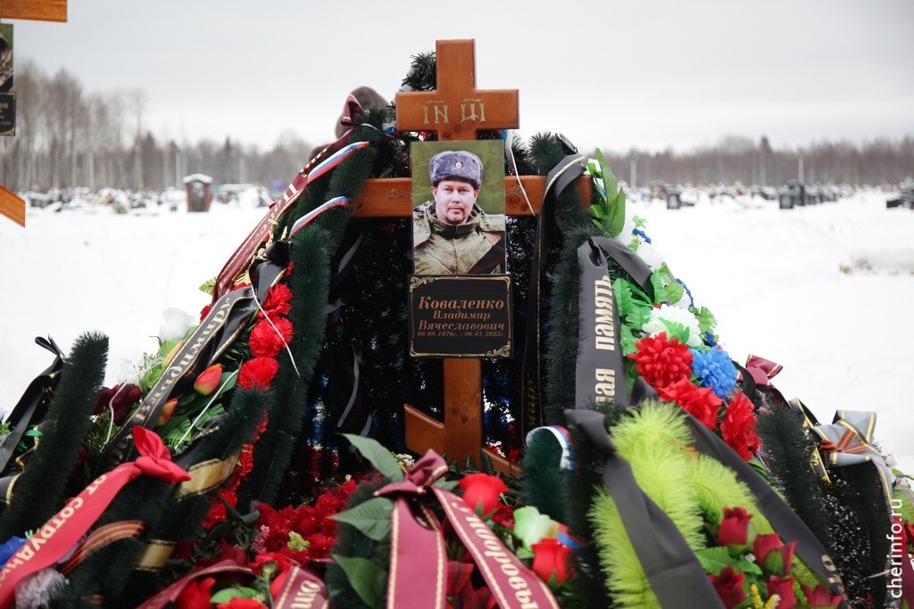 Сколько погибших в зоне сво. Могилы солдат погибших на сво. Могилы погибших в сво в Ульяновске. Могилы погибших в сво на Чукотке.